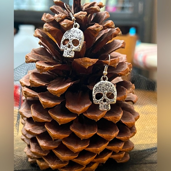 Jewelry - 💀  Etched Sugar Skull Silver Dangle Earrings 
~ “Day of the Dead” 🥀